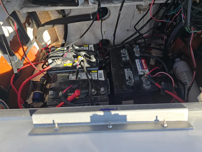 Slide: The Image of 2009 Skeeter ZX 20 Bay boat battery compartment with wiring and connections. - 18