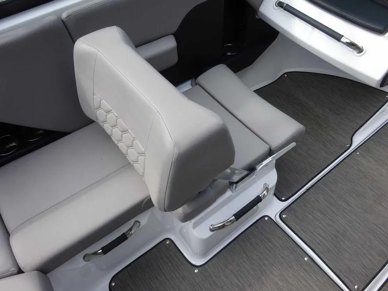 Slide: The Image of Four Winns H2 Sterndrive 2023 - 10