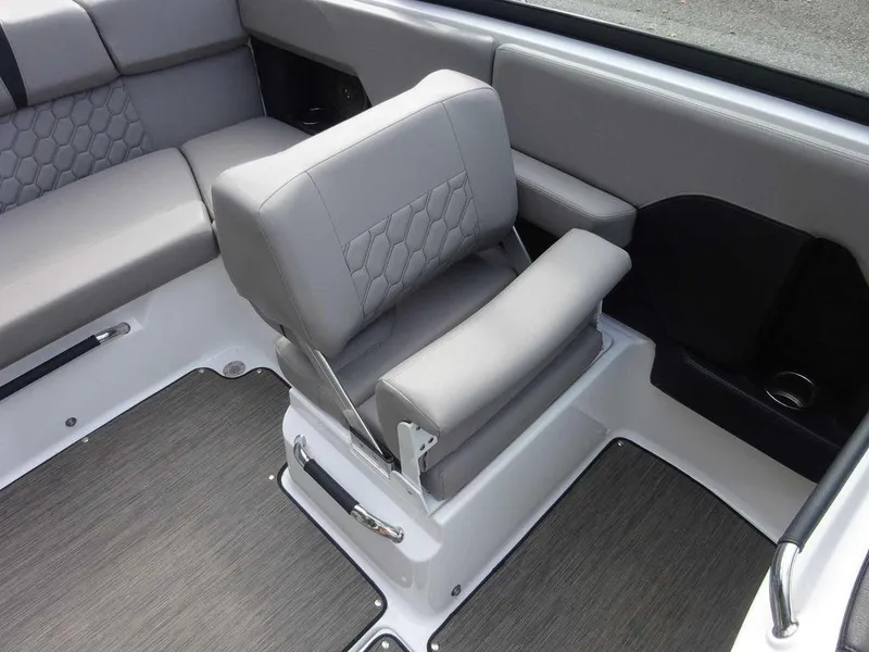 Slide: The Image of Four Winns H2 Sterndrive 2023 - 12