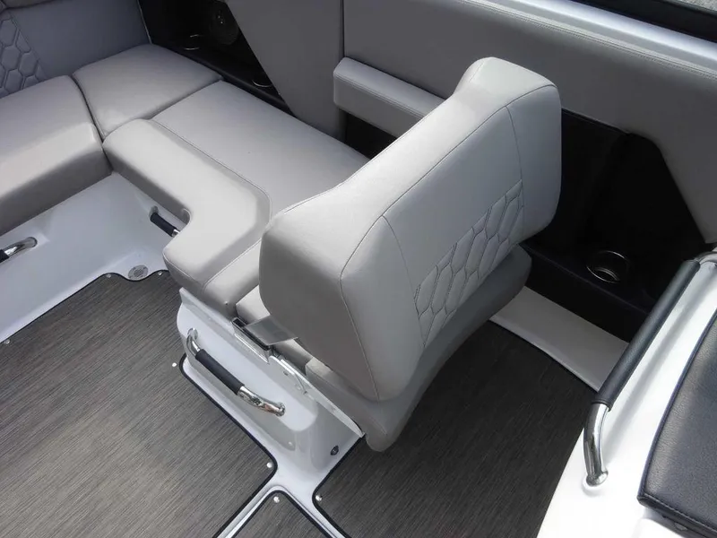 Slide: The Image of Four Winns H2 Sterndrive 2023 - 14