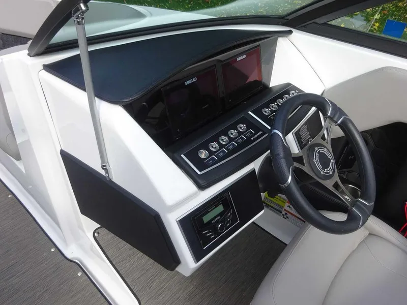 Slide: The Image of Four Winns H2 Sterndrive 2023 - 16