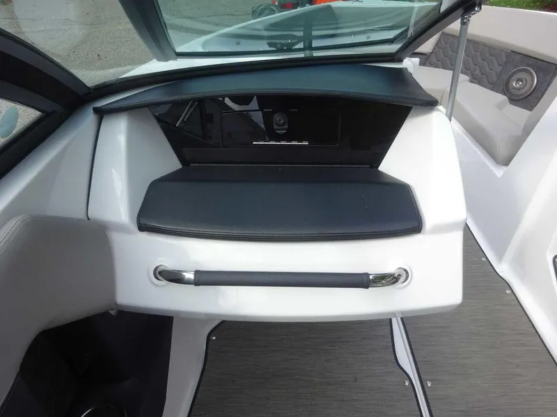 Slide: The Image of Four Winns H2 Sterndrive 2023 - 17