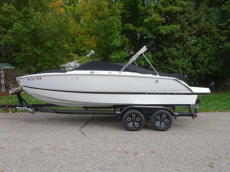 Slide: The Image of Four Winns H2 Sterndrive 2023 - 25