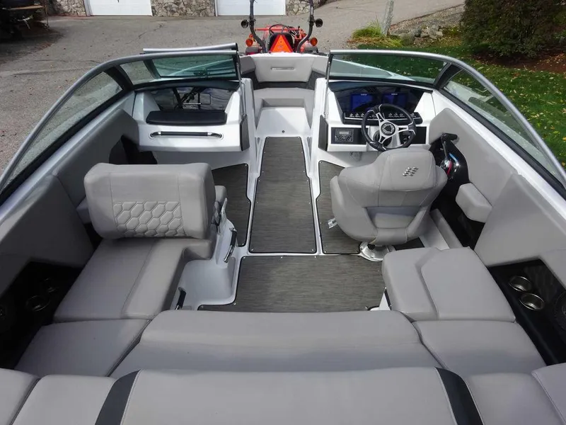 Slide: The Image of Four Winns H2 Sterndrive 2023 - 6