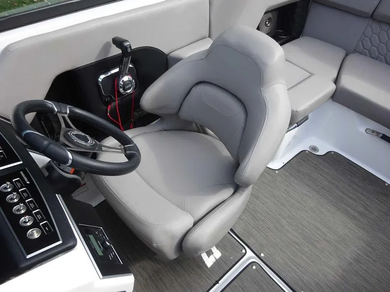 Slide: The Image of Four Winns H2 Sterndrive 2023 - 8