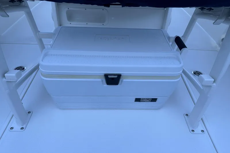 Slide: The Image of Boston Whaler 230 Outrage 2021 - 10