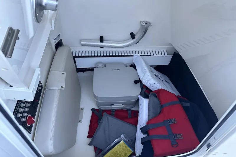 Slide: The Image of Boston Whaler 230 Outrage 2021 - 17