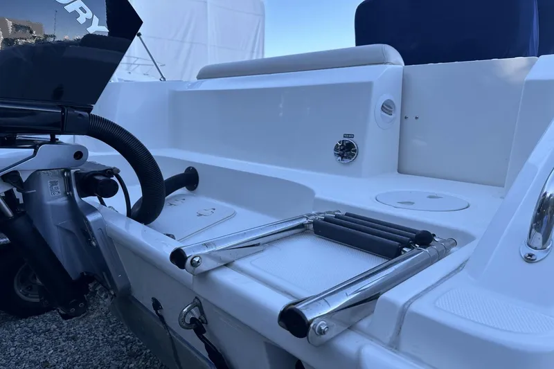 Slide: The Image of Boston Whaler 230 Outrage 2021 - 5
