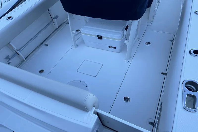 Slide: The Image of Boston Whaler 230 Outrage 2021 - 7