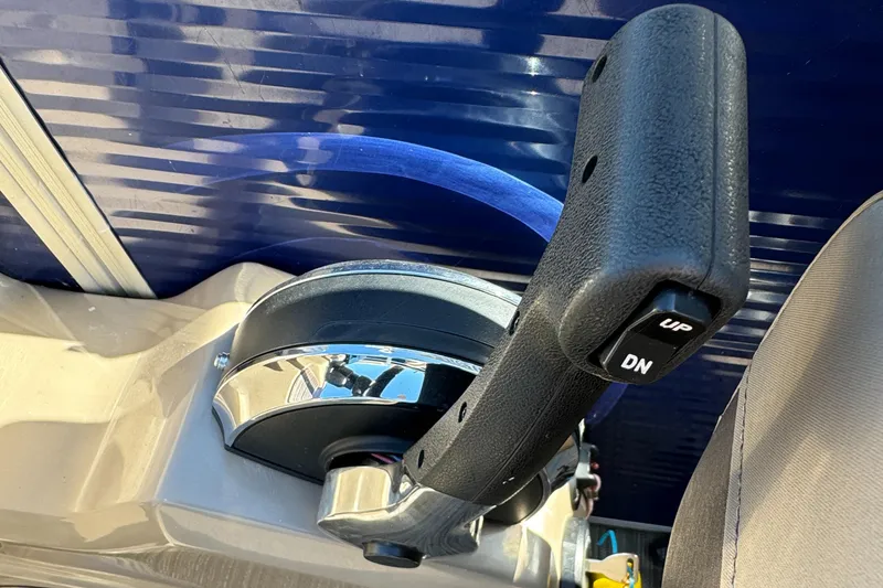 Slide: The Image of Throttle control lever on 2022 Bennington Cruiser 230 boat. - 19