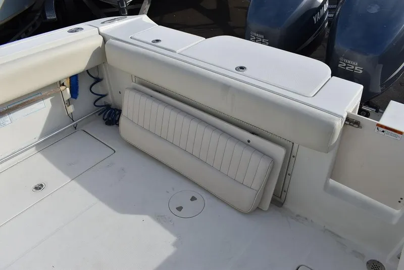 Slide: The Image of 2003 Hydra-Sports 2800 WA Vector boat interior with foldable seating and Yamaha engines. - 32