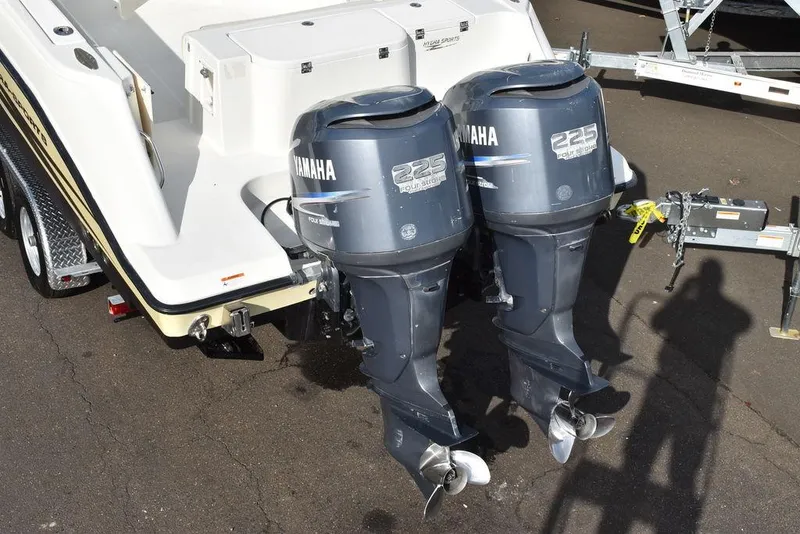 Slide: The Image of 2003 Hydra-Sports 2800 WA Vector with twin Yamaha 225 outboard motors. - 6