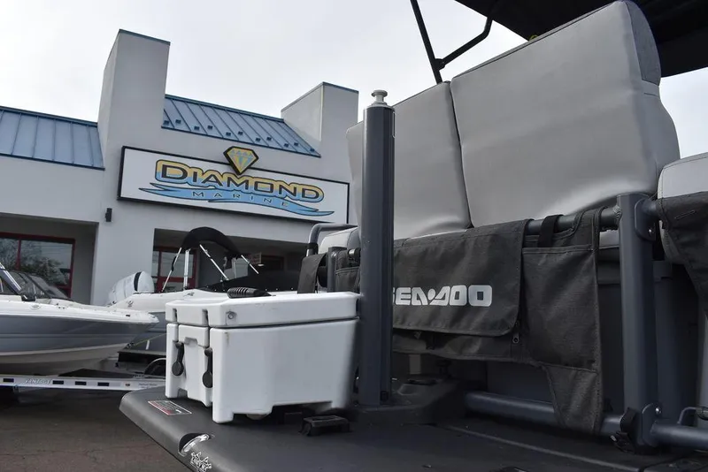 Slide: The Image of Sea-Doo Switch® Cruise 18-230 hp 2023 - 51