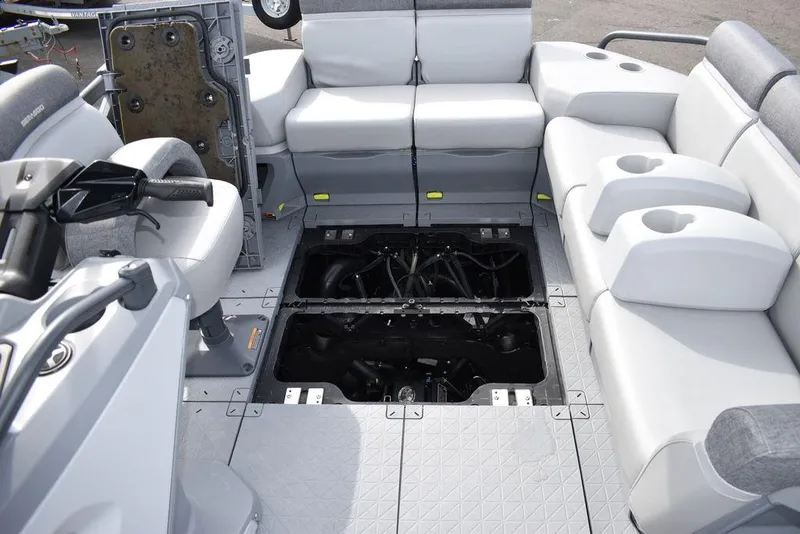 Slide: The Image of Sea-Doo Switch® Cruise 18-230 hp 2023 - 53