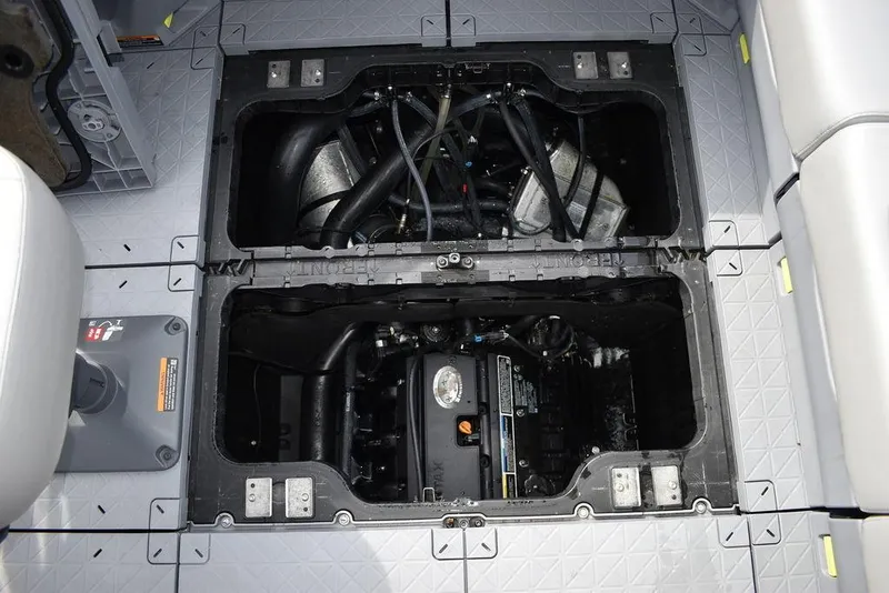 Slide: The Image of Sea-Doo Switch® Cruise 18-230 hp 2023 - 54