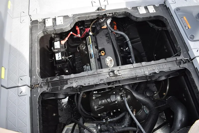 Slide: The Image of Sea-Doo Switch® Cruise 18-230 hp 2023 - 55