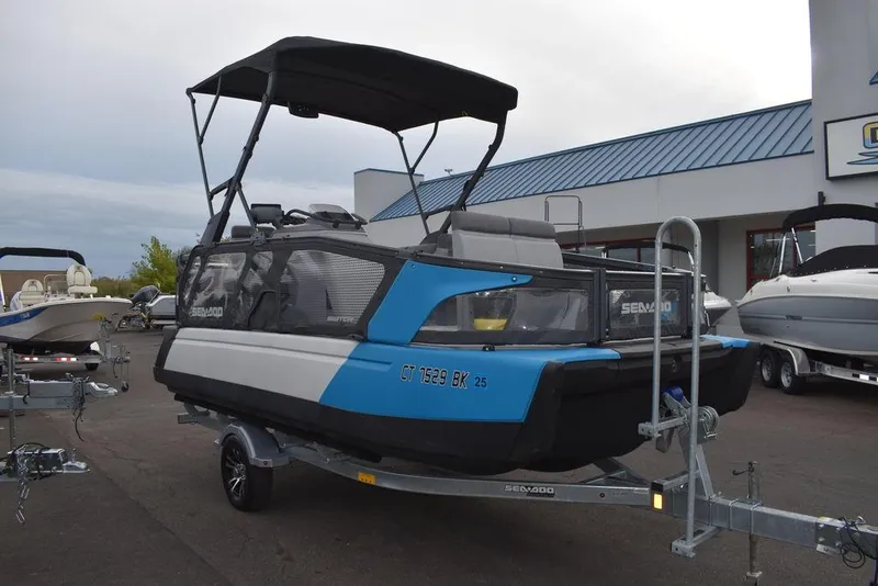 Slide: The Image of Sea-Doo Switch® Cruise 18-230 hp 2023 - 59