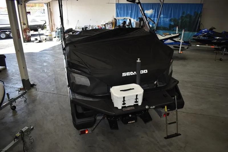 Slide: The Image of Sea-Doo Switch® Cruise 18-230 hp 2023 - 66