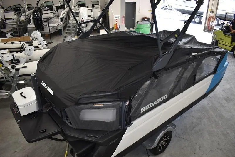 Slide: The Image of Sea-Doo Switch® Cruise 18-230 hp 2023 - 67