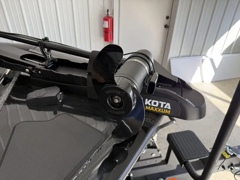 Slide: The Image of 2024 Tracker Pro Team™ 195 TXW Tournament Edition with Minn Kota Maxxum trolling motor. - 6