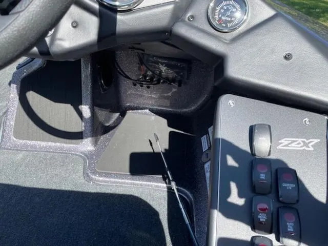 Slide: The Image of Skeeter ZX200 2025 - 10