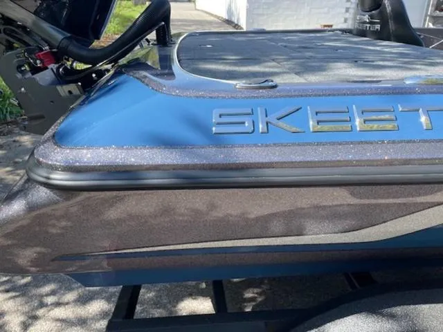 Slide: The Image of Skeeter ZX200 2025 - 7