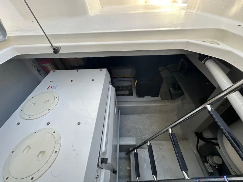 Slide: The Image of Meridian 580 Pilothouse 2004 - 100