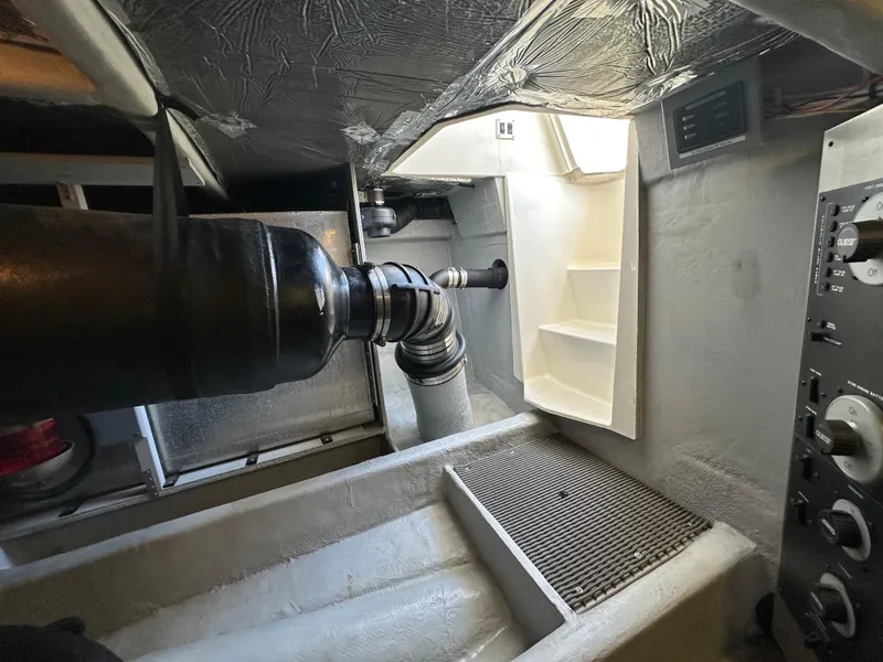 Slide: The Image of Meridian 580 Pilothouse 2004 - 124