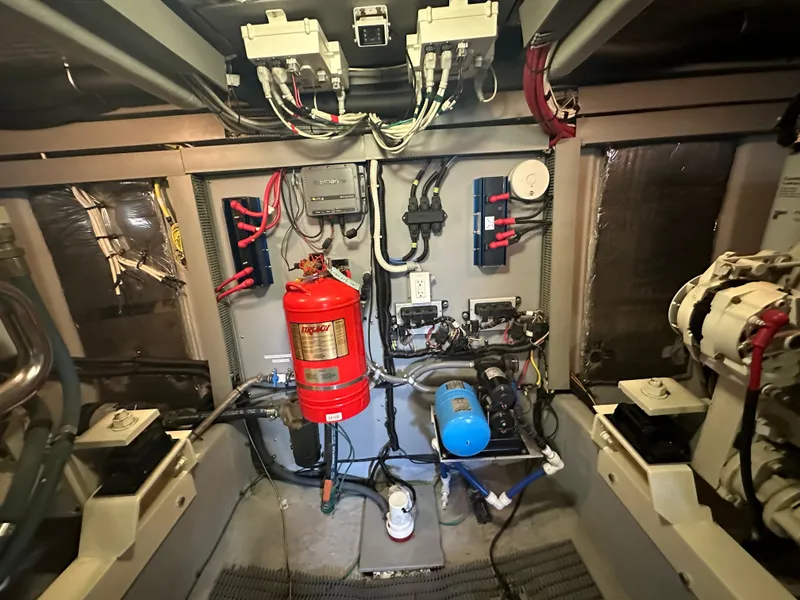 Slide: The Image of Meridian 580 Pilothouse 2004 - 152