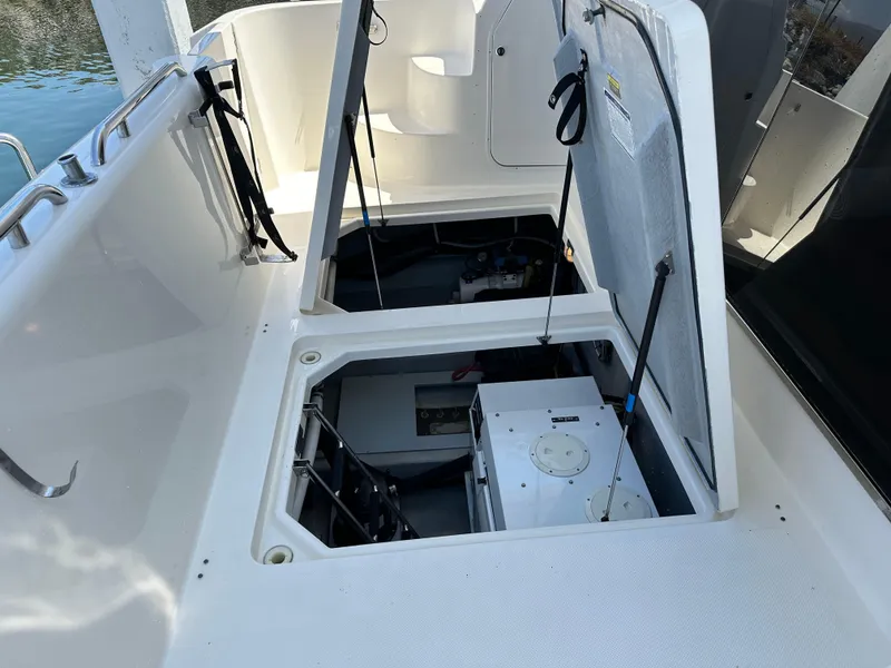 Slide: The Image of Meridian 580 Pilothouse 2004 - 177
