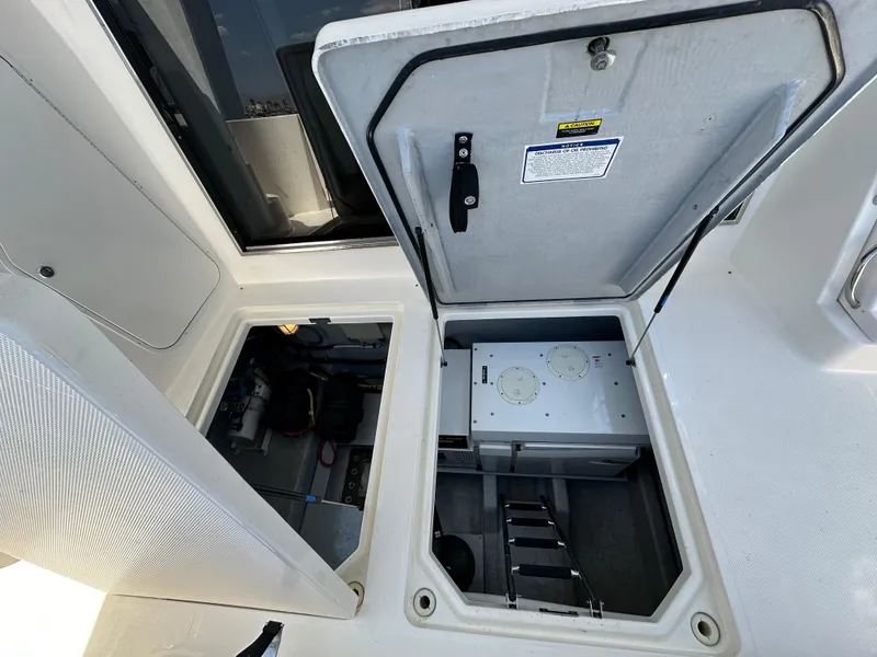 Slide: The Image of Meridian 580 Pilothouse 2004 - 179