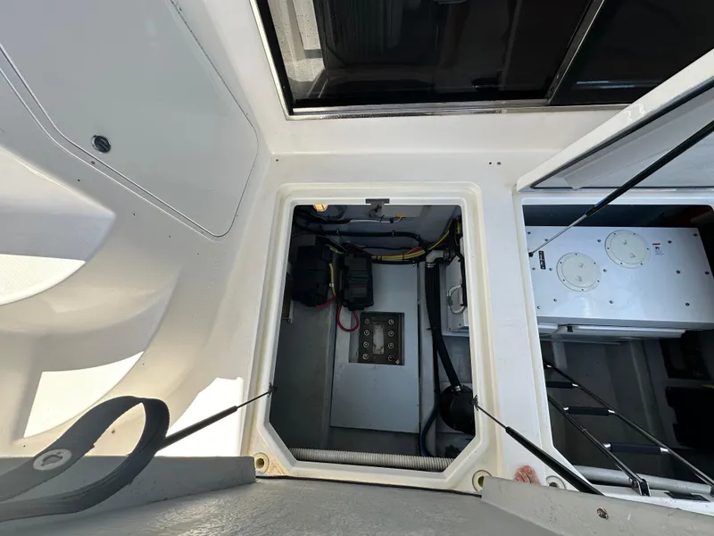 Slide: The Image of Meridian 580 Pilothouse 2004 - 180