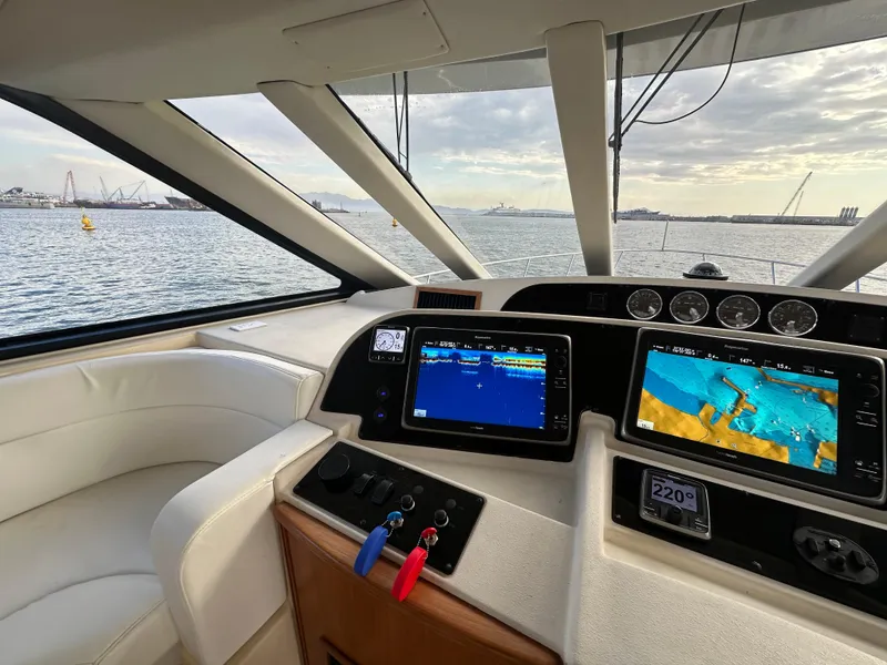 Slide: The Image of Meridian 580 Pilothouse 2004 - 55