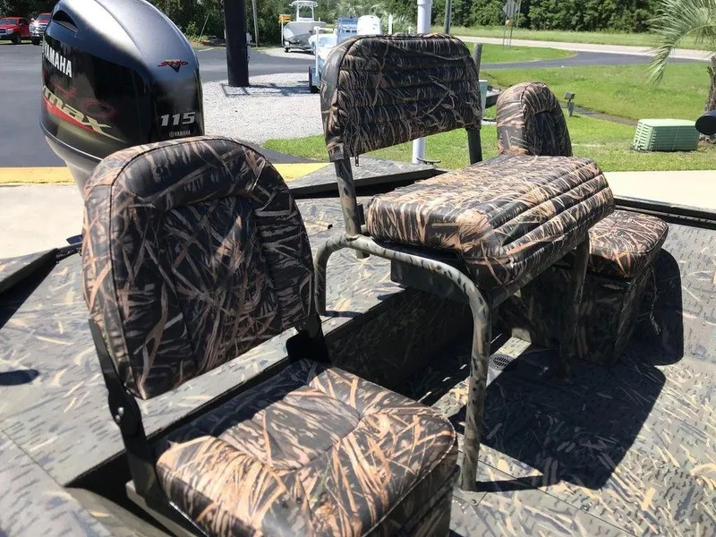 Slide: The Image of War Eagle Blackhawk 961 boat seats with camouflage pattern, 2025 model. - 4