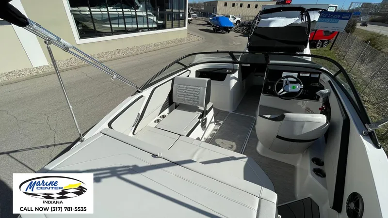 Slide: The Image of Sea Ray SPX 190 2025 - 10