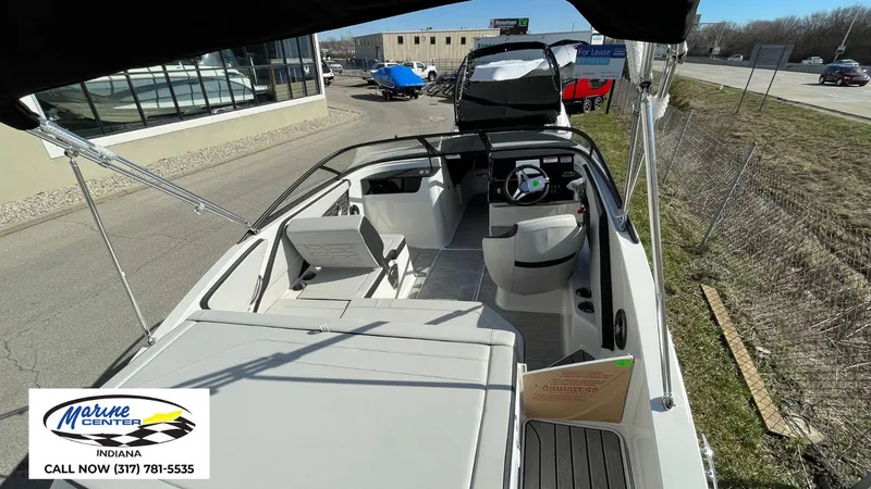 Slide: The Image of Sea Ray SPX 190 2025 - 12