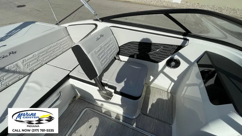 Slide: The Image of Sea Ray SPX 190 2025 - 2