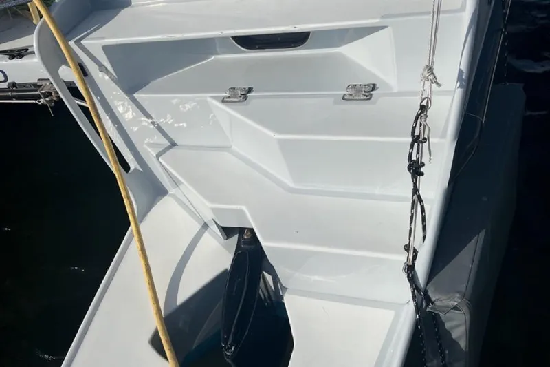 Slide: The Image of 2007 Morrelli & Melvin Shooting Star boat deck with ropes and storage compartments. - 20