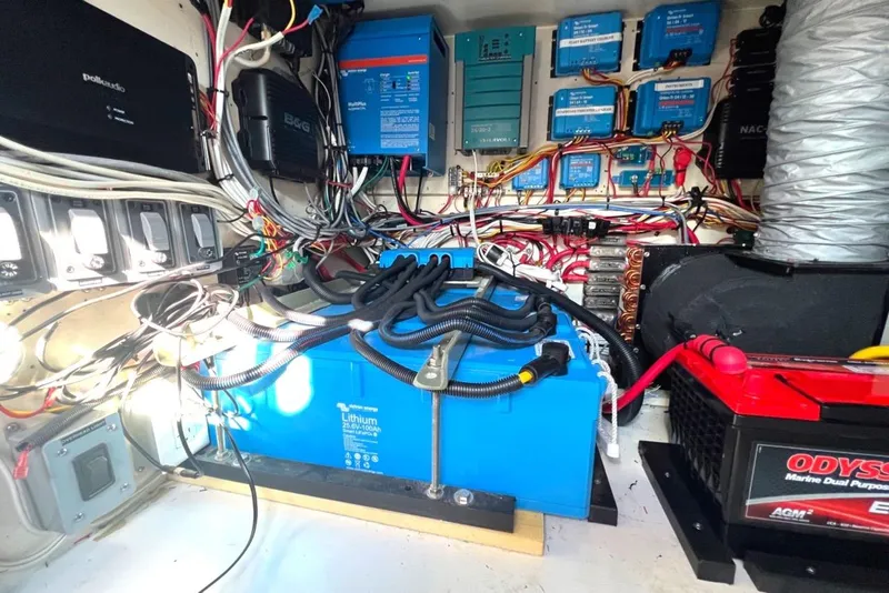 Slide: The Image of Electrical system of 2007 Morrelli & Melvin Shooting Star with lithium battery and wiring. - 44