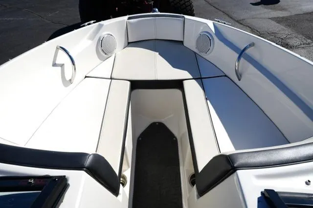 Slide: The Image of Sea Ray 190 Sport 2012 - 9