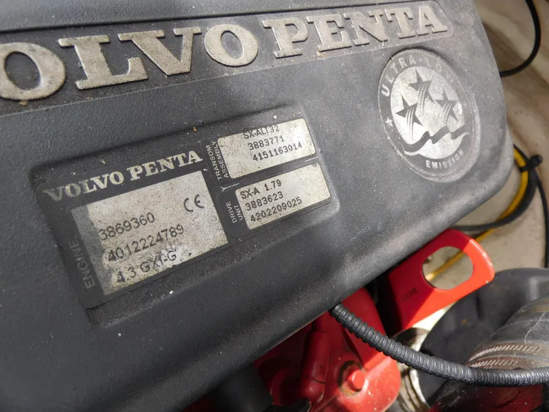 Slide: The Image of Volvo Penta engine in 2008 Chaparral 204 SSi boat, close-up view. - 15