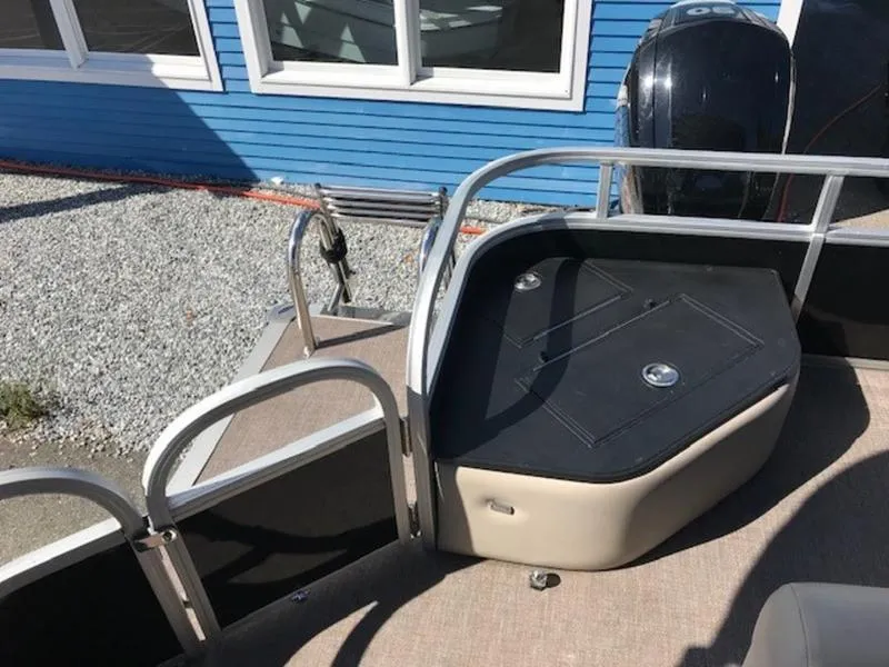 Slide: The Image of Ranger 200 F 2019 - 15