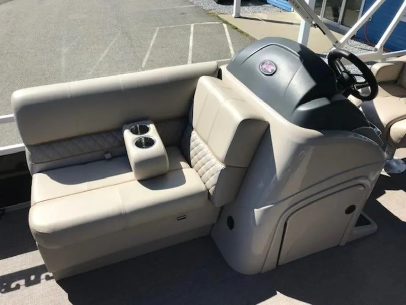 Slide: The Image of Ranger 200 F 2019 - 8