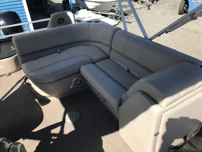 Slide: The Image of Ranger 200 F 2019 - 9