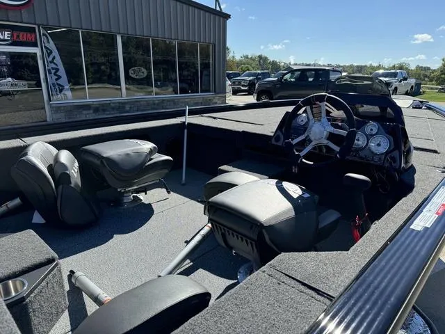 Slide: The Image of Lund 2075 Pro V Bass XS 2025 - 4