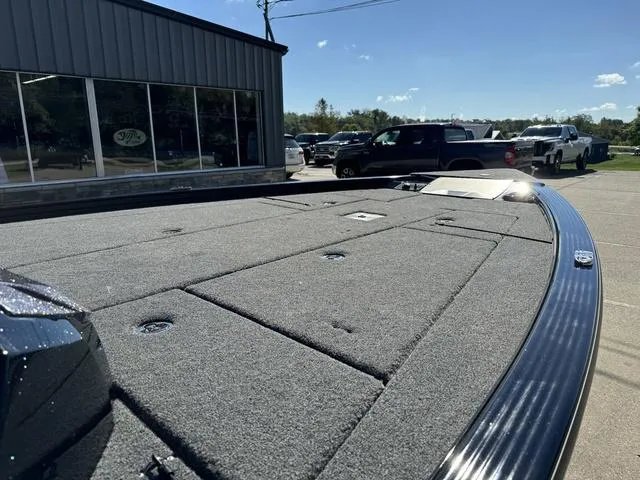 Slide: The Image of Lund 2075 Pro V Bass XS 2025 - 7