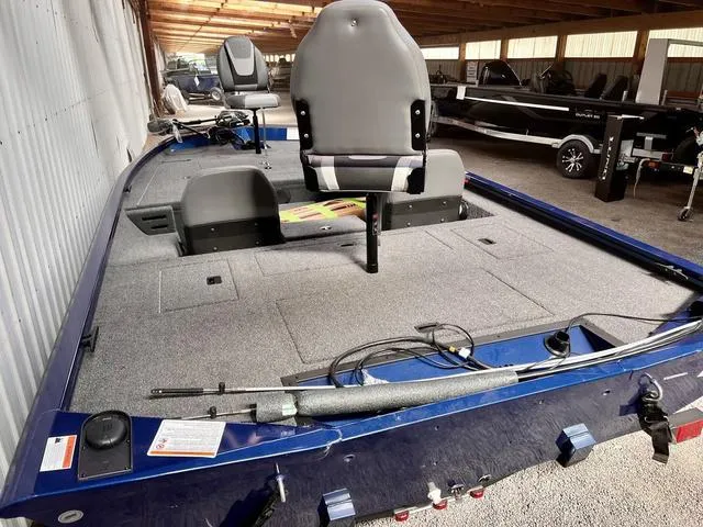 Slide: The Image of Lowe Stinger 175C 2025 - 4