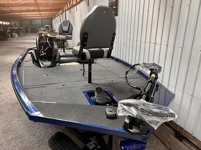 Slide: The Image of Lowe Stinger 175C 2025 - 5