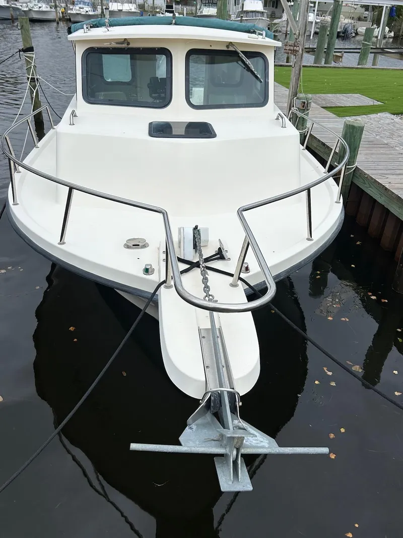 Slide: The Image of 2001 Parker 2520 Modified Vee Sport Cabin boat docked in marina. - 10