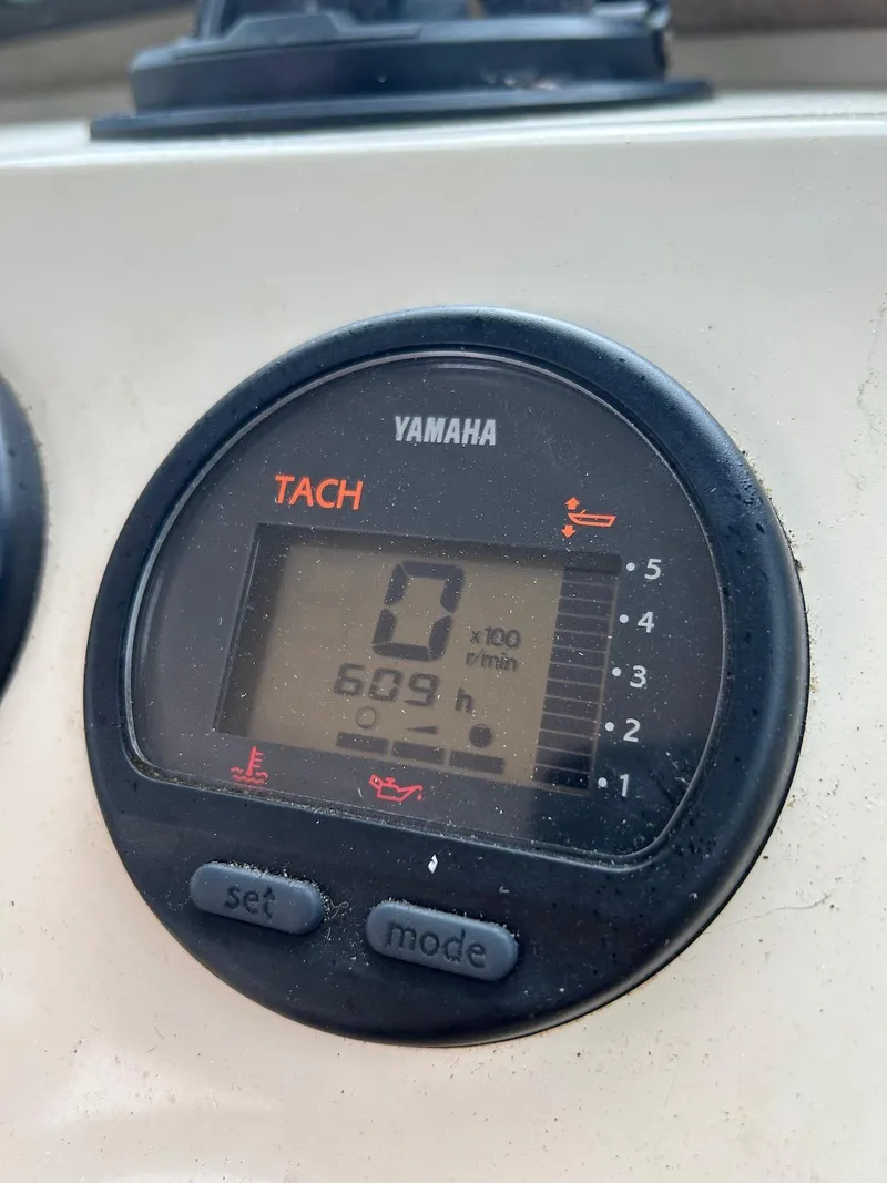 Slide: The Image of Yamaha tachometer displaying 0 RPM on a 2001 Parker 2520 Modified Vee Sport Cabin. - 13